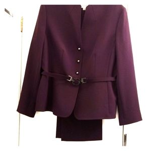 Tahari 2 pc Pant Suit